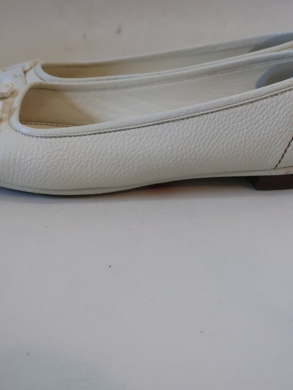 Women Louis Vuitton Ivory Pebbled Leather Flats W/Metal LV Logo 38 EUR/US 8 - Picture 6 of 10